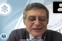 Vatican's communications head urges Catholic journalists to build unity