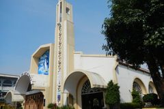 Filipino Catholic priest breeds rabbits to feed poor parishioners