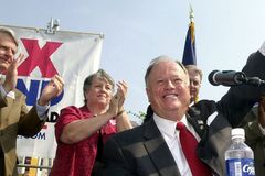Former senator and veteran Max Cleland dies