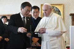 Moon tells pope a visit to North would help peace in Koreas | Crux