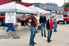 Prayer tent volunteers venture downtown each month | Baptist Press