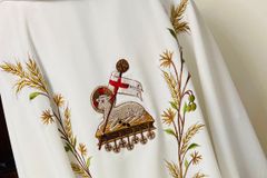 Designer picks simple fabric, Cypriot symbols for pope’s vestments