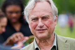 Richard Dawkins signs declaration opposing gender reassignment surgeries, puberty blockers for kids