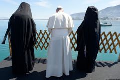 Pray and act to help refugees – what Pope Francis and Orthodox leaders said at Lesbos