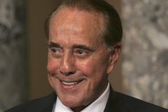 Former Sen. Bob Dole dies at age 98