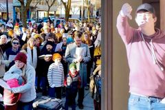 300 Christmas Carolers Met With Obnoxious Noise Machine and Hecklers - See Their Grace-Filled Response