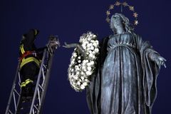 Pope Francis makes early morning visit to Immaculate Conception statue in Rome