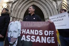 U.K. court: Assange may be extradited to U.S.