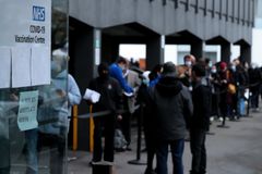 UK's Johnson Announces First COVID-19 Omicron Death, Promotes Boosters as 'Wall of Protection' Against Variant