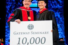 Gateway celebrates 10,000th graduate; Iorg urges graduates to press into challenges | Baptist Press
