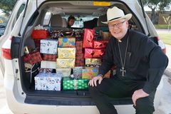 Diocese collects Christmas gifts for seafarers; bishop says Mass on ship