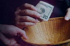 'It Shines God's Love': New Report Highlights How and Why Evangelicals Give