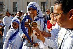 India blocks foreign donations to Mother Teresa's Christian charity