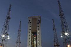 Iran launches rocket amid nuclear talks