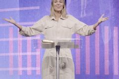 Sadie Robertson Huff encourages young adults to find God-centered identity at Passion 2022