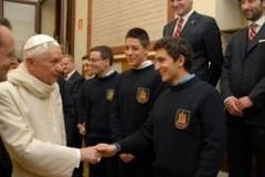 Disbanded Palatine Guards serve Pope under new name