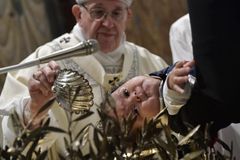 Children must see the faith lived at home, pope tells parents