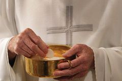 Italian bishop bans no-vax priests from distributing communion