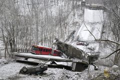 Pittsburgh commuters rescued from collapsed bridge