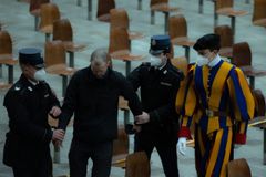 Shouting man removed from General Audience by Vatican police, Swiss Guards