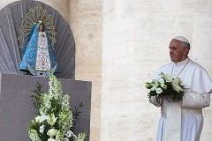 Pope backs male priesthood, urges 'feminine genius' in Church