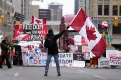 Freedom Convoy Truckers Brace for Removal From Ambassador Bridge at US Border as Police Move In
