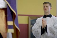 Saddened by restrictions, NFL star speaks out in defense of Traditional Latin Mass