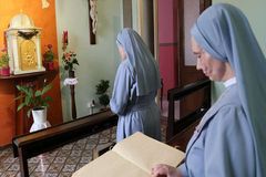 A religious congregation of blind sisters contemplates the face of Christ