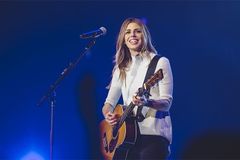 Watch Brooke Ligertwood and Brandon Lake Perform 'Honey in the Rock' on 'The Kelly Clarkson Show' - RELEVANT