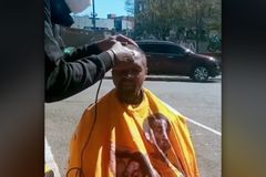 'I Have to be a Blessing to Other People': Homeless Seattle Street Barber Offers Free Haircuts to Anyone