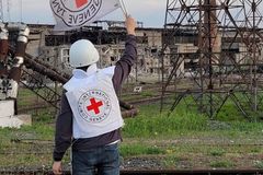 Civilians evacuate Mariupol steel plant