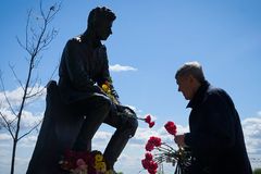 Russia continues attacks on Mariupol, Odesa