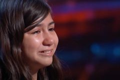 Young Girl Stuns AGT's Simon Cowell and Howie Mandell, Wins Golden Buzzer After Mind-Blowing Version of 'Amazing Grace'
