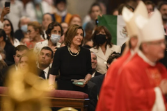 In Defiance of US Bishops, Nancy Pelosi Receives Communion at the Vatican