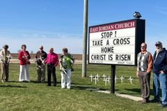 Illinois church makes over 700 crosses to show support for Ukraine: 'God will help them'