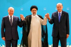 Putin's Efforts to Bolster Ties With Iran Seen as Threat to US, Israel