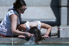 Millions in US Battle Deadly Heat Wave, Paramedics See Rise in Heat-Related Illnesses, 1,500 Dead in Europe