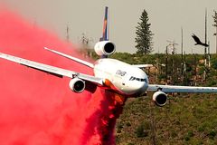 Thousands flee California fire