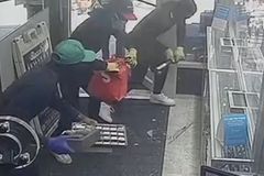 Smash-and-grab robbers steal $2 million in jewelry