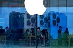 Apple warns of security flaw