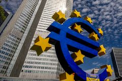 Euro loses parity with the dollar