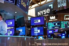 Stocks dip lower on rate hike fears