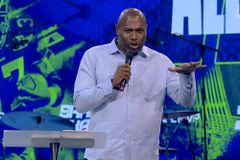 Ex-NFL MVP Shaun Alexander tells Liberty U students: ‘God has marked you, don’t cater to the world’