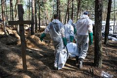 Ukraine: Mass graves discovery leads to calls for war crime tribunal