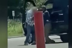 Elderly Grandpa Fights Armed Robber, Risks Life to Save Young Woman Being Choked