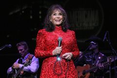 Dolly Parton, country music stars mourn Loretta Lynn: ‘Rest in the arms of Jesus’