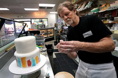 Christian baker appeals ruling on trans cake orders