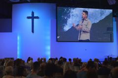 New Saddleback Pastor Sees Women clergy in Church’s Future