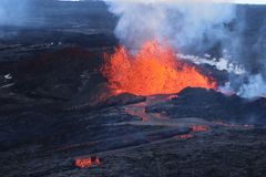 Lava heads toward Hawaiian highway