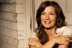 Amy Grant criticised over plan to host niece's lesbian wedding